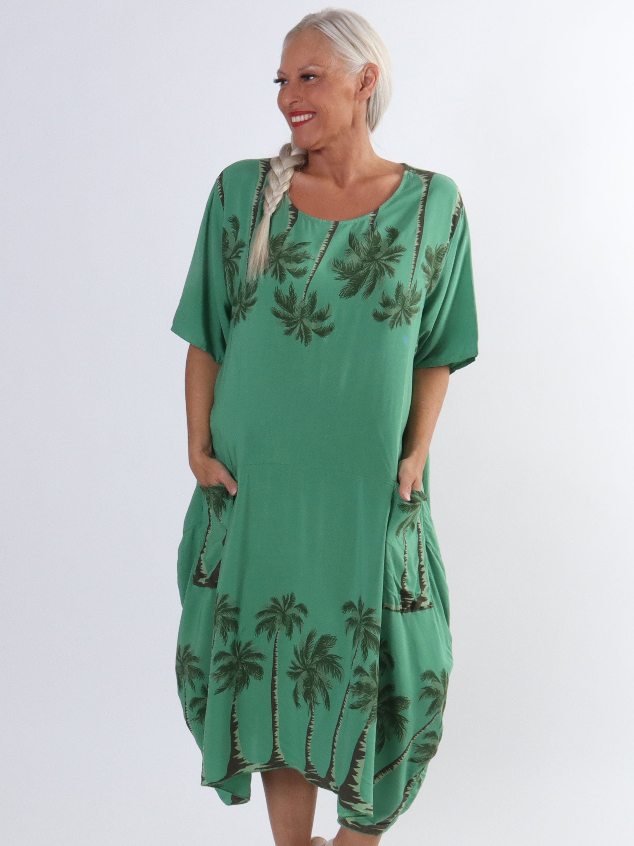 Idaline - Sød plus size kjole med palme motiver og lommer